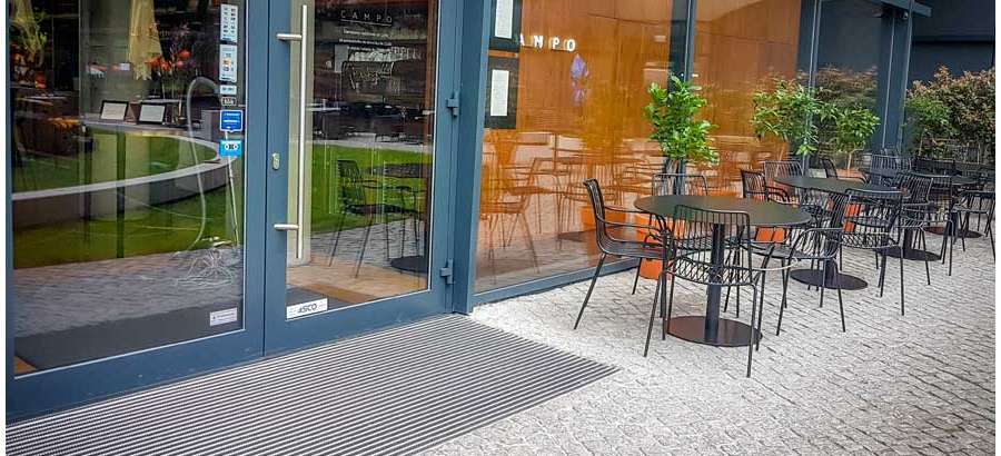 Comment se déroule le montage des essuie-glaces en aluminium ? 