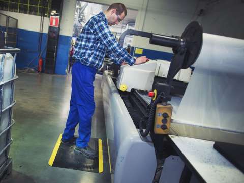 Tapis de sol industriels – résistance à la saleté et à la poussière.