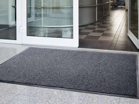Utilisation des tapis désinfectants.